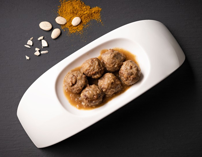 Albóndigas en salsa de almendras al curry